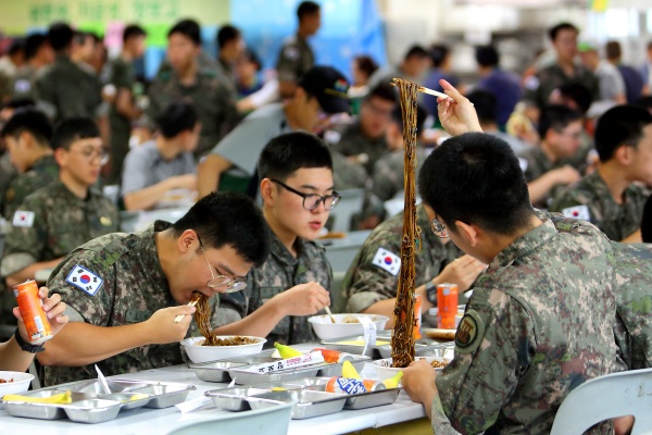 31일 오후 강원 인제군 3군단 식당에서 군장병들 자장면 먹고 있다. 이날 기린면 상가번영회는 부대를 방문해 사병과 간부 400여명을 대상으로 자장면 나눔행사를 진행했다.(사진=뉴스1)