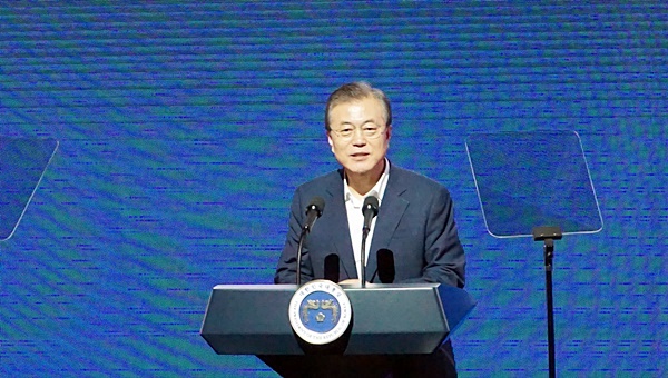 콘텐츠산업 3대 혁신전략 발표회에서 연설중인 문재인 대통령