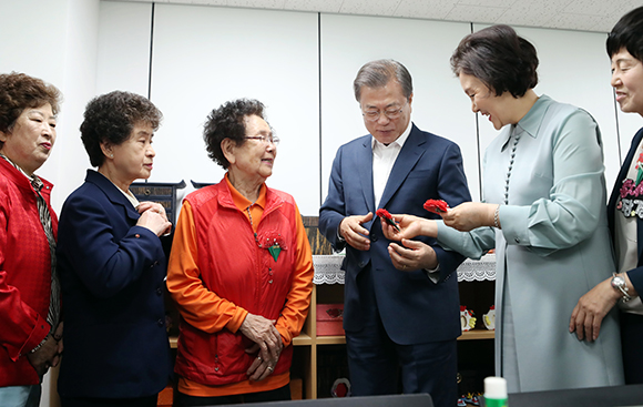 문재인 대통령이 지난 5월 7일 오전 서울 금천구 치매안심센터에서 치매 어르신들에게 카네이션을 달아드리고 있다. (사진=저작권자(c) 연합뉴스, 무단 전재-재배포 금지)