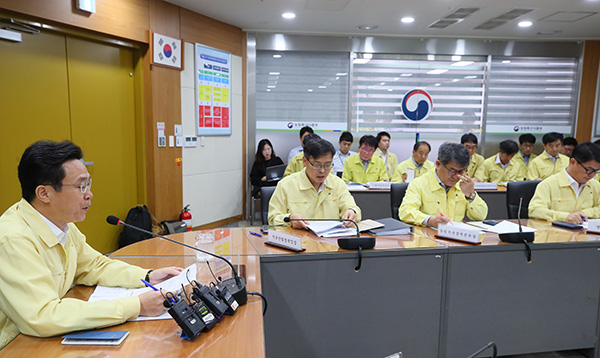 이재욱 농림축산식품부 차관이 20일 세종시 정부세종청사 농림축산식품부 아프리카돼지열병 방역상황실에서 열린 일일 점검회의에서 모두발언하고 있다.  (사진=저작권자(c) 연합뉴스, 무단 전재-재배포 금지)