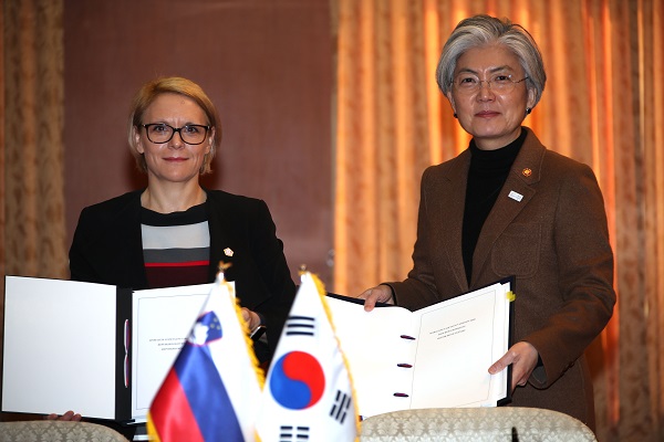 강경화 외교부 장관이 지난해 2월 20일 오전 서울 도렴동 외교부 청사에서 한·슬로베니아 사회보장협정 서명식에 참석, 안나 코파치므라크 슬로베니아공화국 노동가족사회기회균등부 장관과 서명한 후 기념촬영을 하고 있다.(사진=저작권자(c) 연합뉴스, 무단 전재-재배포 금지)