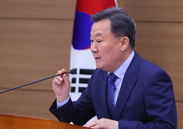 황서종 인사혁신처장이 24일 세종시 정부세종청사에서 공공기관에 최소 1명 이상의 여성 임원 임용을 추진하고 장애인 의무고용률 준수를 강화하는 ‘범정부 균형인사 추진계획’ 발표를 준비하고 있다. (사진=저작권자(c) 연합뉴스, 무단 전재-재배포 금지)