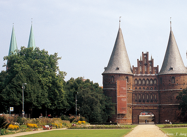뤼벡 구시가지의 입구 홀슈텐 성문. 왼쪽에 성모 마리아 교회의 첨탑이 보인다.