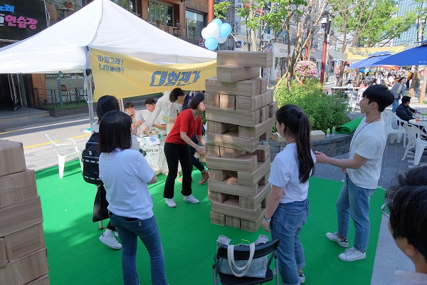 공원프로그램 중 하나인 대형젠가를 참여자들이 즐기고 있다.(사진=신촌, 파랑고래 제공)