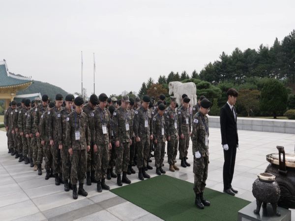 병역자원이행 모범 병사들이 현충탑에서 순국선열과 호국영령을 위한 참배를 하고 있다.(사진제공=병무청)