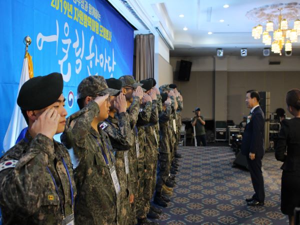 표창장 수여에 앞서 기찬수 병무청장께 경례하는 모범장병들