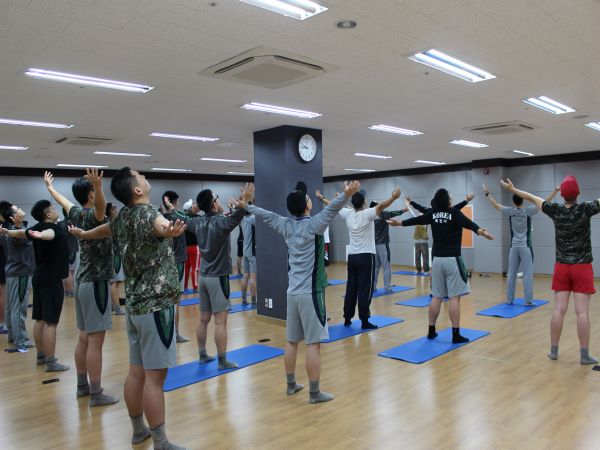 명상테라피, 지도선생님의 지도 아래 장병들이 스트레칭을 하고 있다.