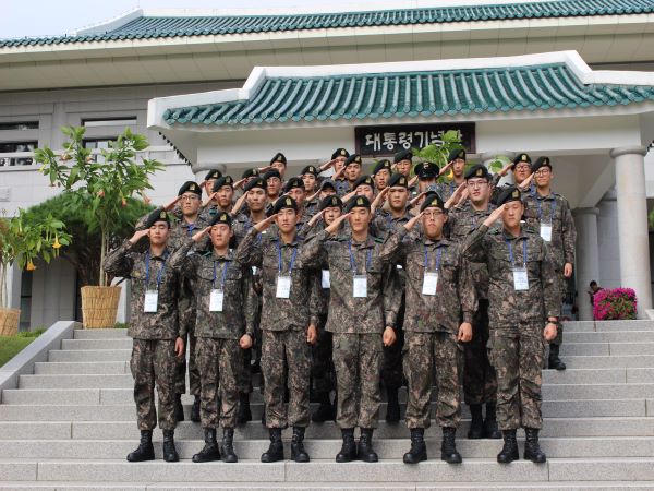 청남대 대통령기념관 앞에서 단체사진을 찍은 자원병역이행 모범병사들