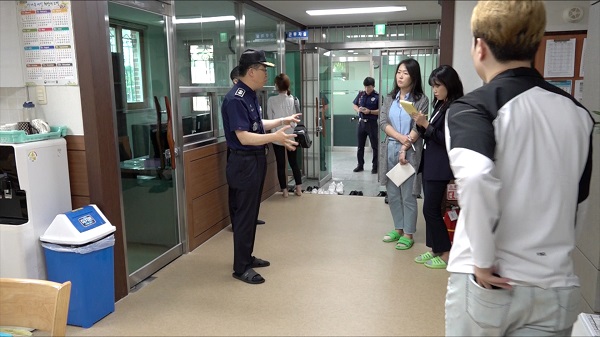 소망의 집(중간처우의 집) 내부에서 시설을 소개하는 안양교도소 신용해 소장