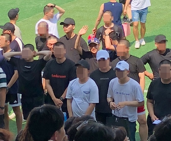 논산훈련소에서 작별인사 중인 동생.