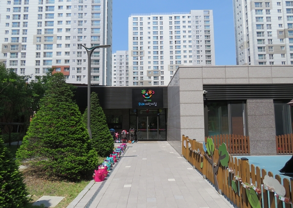 민간 어린이집을 국공립으로 전환한 경기도 성남시 위례어린이집이다.