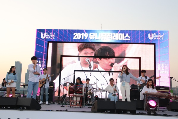 첫 번째로 결선 무대에 오른