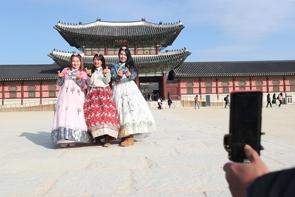 사진은 서울 경복궁에서 외국인 관람객들이 한복을 갖춰입고 기념촬영을 하고 있다.(사진=저작권자(c) 연합뉴스, 무단 전재-재배포 금지)