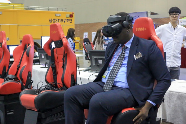 VR 체험을 즐기는 외국인 바이어의 모습도 볼 수 있었다