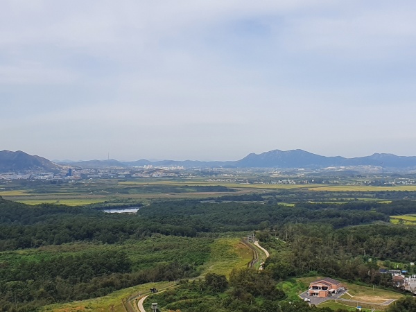 왼쪽 산 아래에 개성공단이 있고, 오른쪽 세 개의 봉우리가 있는 산이 송악산이다. 저 멀리 가운데에 개성시가 보인다.
