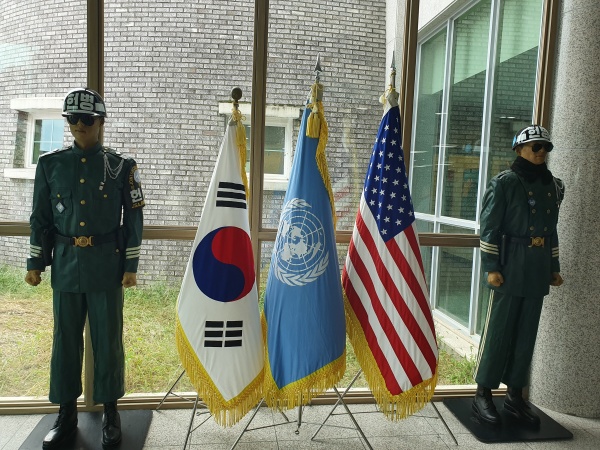 JSA 안보교육관에 들어서자 왼쪽부터 태극기, 유엔기 및 성조기와 함께 양쪽에 헌병 인형이 서 있다. 