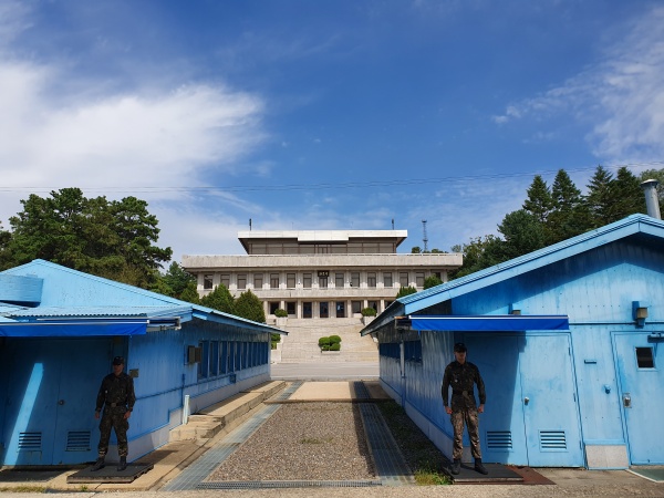 자유의 집에서 바라본 판문각과 T 회담장 모습.