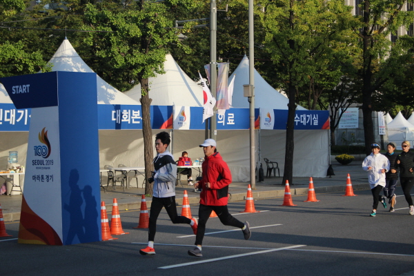 경기 전 몸푸는 선수들.