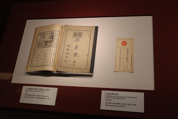 우리 말과 글을 빼앗겼던 역사가 불과 얼마 전이다.