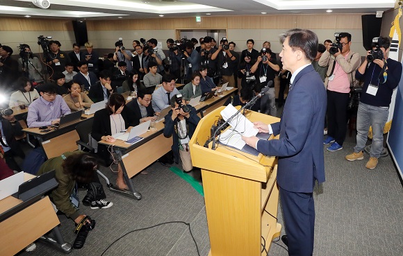 조국 법무부 장관이 8일 오후 경기도 과천시 정부과천청사 법무부 브리핑룸에서 검찰 개혁방안을 발표하고 있다. (저작권자(c) 연합뉴스, 무단 전재-재배포 금지) 