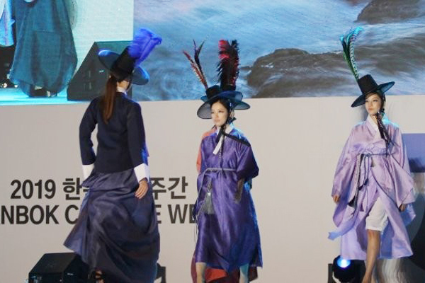 2019 한복문화주간 부산지역 행사 중 가장 화려한 프로그램은 5일 오후 7시 광안리해수욕장에서 열린 한복문화주간 기념 패션쇼였다.
