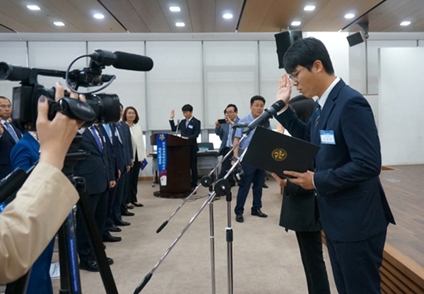 민주평화통일자문회의 자문위원으로서, 국법(國法)을 준수하고 조국의 민주적 평화통일을 지향하는 민족의 염원을 받들어, 맡은 바 사명을 성실히 수행할 것을 엄숙히 선서한다.