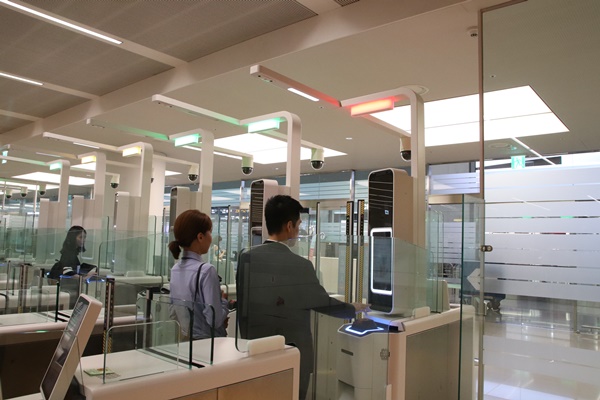 자동 출입국 심사대에 2명이 한꺼번에 통과했을 경우 보이는 것처럼 빨간불이 들어오고 보안요원의 제재를 받게 된다.