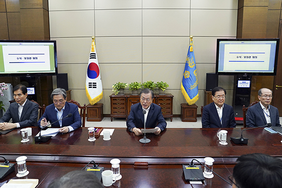 문재인 대통령이 14일 오후 청와대에서 수석·보좌관 회의 모두발언을 하고 있다. (사진=청와대)