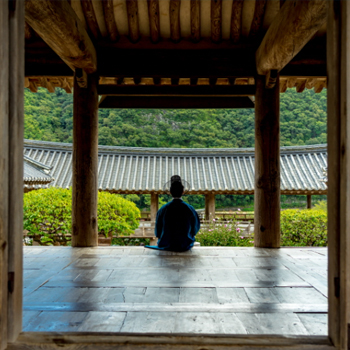 내부 건물과 배치가 아름다운 병산서원에서 선비 복장의 한복을 입고 사진 찍다.