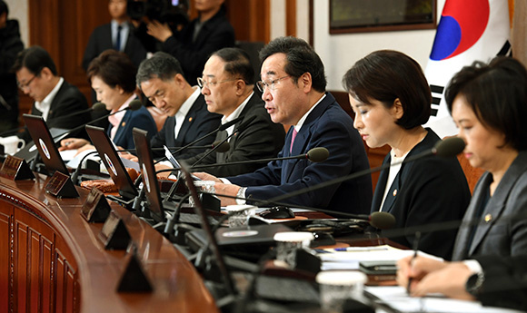 이낙연 국무총리가 15일 정부서울청사에서 열린 국무회의에서 발언하고 있다. 