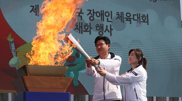지난달 29일 서울 올림픽 평화의 광장에서 제39회 전국장애인체육대회 채화행사가 열렸다. 박성수 송파구청장이 채화를 하고 있다.(사진=저작권자(c) 연합뉴스, 무단 전재-재배포 금지)