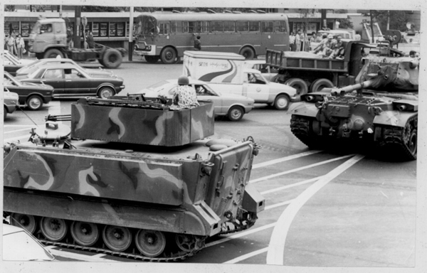 계엄령이 선포된 뒤 옛 부산시청(부산 중구 광복동) 앞에서 탱크가 감시를 하고 있다. <사진=부마민주항쟁기념재단 제공>