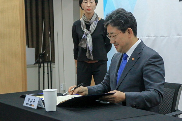 협약서에 서명하는 박양우 문체부 장관 