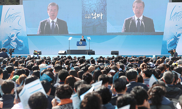 문재인 대통령이 16일 오전 경남 창원시 마산합포구 경남대학교 대운동장에서 열린 제40주년 부마민주항쟁 기념식에서 기념사를 하고 있다. 이번 기념식은 지난달 부마민주항쟁 발생일인 10월 16일이 국가기념일로 지정되고 첫 정부주관 행사로 열렸다. (사진=저작권자(c) 연합뉴스, 무단 전재-재배포 금지)