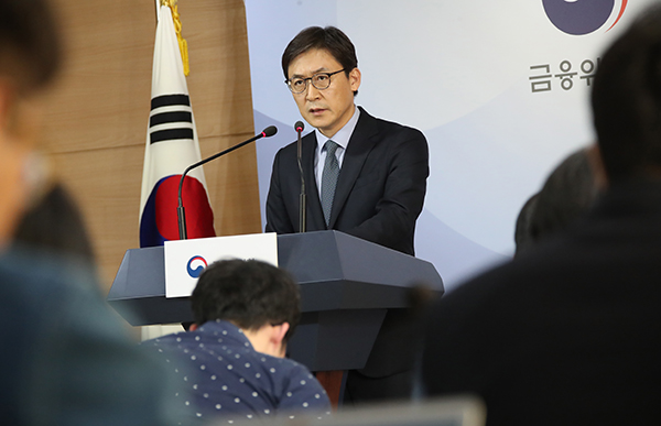 지난 4월 17일 권대영 금융위원회 금융혁신기획단장이 정부서울청사에서 스위치 보험을 포함한 제1차 혁신금융서비스 관련 브리핑을 하고 있다.(사진=저작권자(c) 연합뉴스, 무단 전재-재배포 금지)