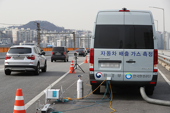 자동차 배출가스 단속. (사진=저작권자(c) 연합뉴스, 무단 전재-재배포 금지)