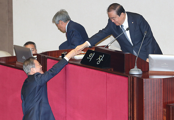 문재인 대통령이 22일 오전 국회 본회의장에서 내년도 예산안에 대한 시정연설 후 문희상 국회의장과 악수하고 있다. (사진=저작권자(c) 연합뉴스, 무단 전재-재배포 금지)