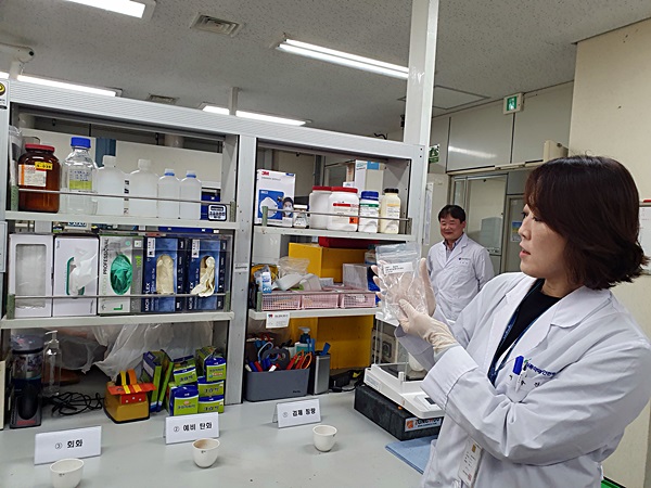 수입 수산물 중금속 시험 단계를 설명하고 있는 연구원