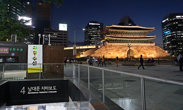 남대문 광장이 조성돼 이제 잠시 앉으면서 문화재를 볼 수 있다.