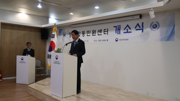 진영 행정안전부장관이 정부합동민원센터 개소식에서 축사를 하고 있다.