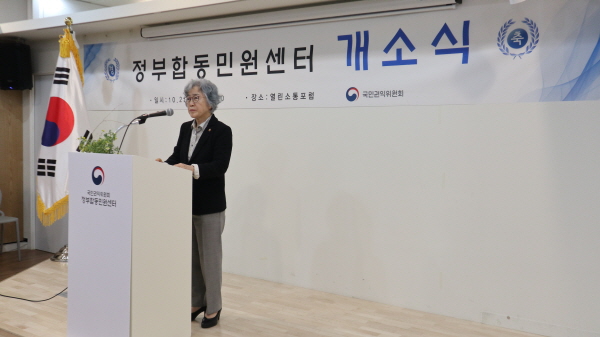 정부합동민원센터 개소식에서 "국민이 정부정책이 주인공"이라고 말하는 박은정 국민권익위원장.
