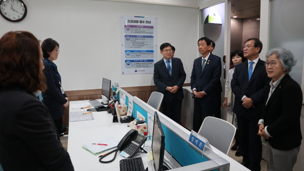 박은정 국민권익위원장이 정부합동민원센터내에 설치된 부패.공익.청탁 신고 상담실을 찾아 격려하고 있다.