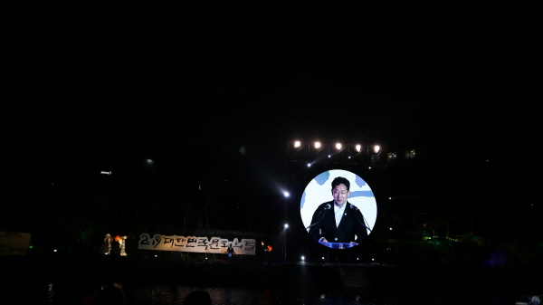 제주 산지천에서 열린 문화의 달 행사에서 박양우 문화체육부장관이 축사를 하고 있다.