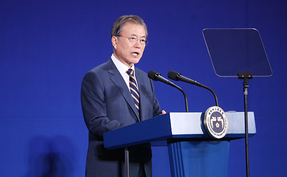 문재인 대통령이 24일 오후 전북 군산 명신 공장에서 열린 ‘군산형 일자리 상생협약식’에서 발언을 하고 있다. 전북 군산형 일자리는 명신그룹이 주축이 된 ‘명신 컨소시엄’과 에디슨모터스, 대창모터스, MPS코리아가 중심이 된 ‘새만금 컨소시엄’ 등 2개 컨소시엄으로 진행된다. (사진=저작권자(c) 연합뉴스, 무단 전재-재배포 금지)