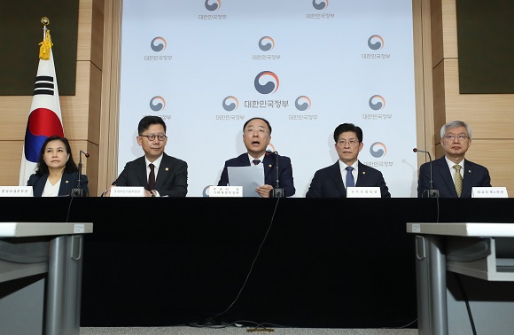 홍남기 부총리 겸 기획재정부 장관이 25일 오전 정부서울청사 별관에서 정부의 WTO 개도국 지위 포기 결정을 밝히고 있다. 왼쪽부터 유명희 통상교섭본부장, 김현수 농림축산식품부 장관, 홍남기 부총리 겸 기획재정부 장관, 노형욱 국무조정실장, 이태호 외교부 제2차관. (저작권자(c) 연합뉴스, 무단 전재-재배포 금지) 