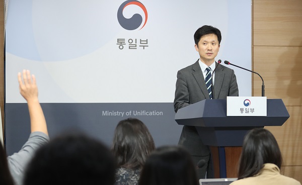 이상민 통일부 대변인이 25일 정부서울청사에서 열린 브리핑에서 북한이 이날 통지문을 보내 금강산 남측 시설 철거 관련 협의를 통보한 데 대해 "달라진 환경을 충분히 검토하며 금강산 관광의 창의적 해법을 마련해 나갈 것"이라는 입장을 밝혔다.(사진=저작권자(c) 연합뉴스, 무단 전재-재배포 금지)