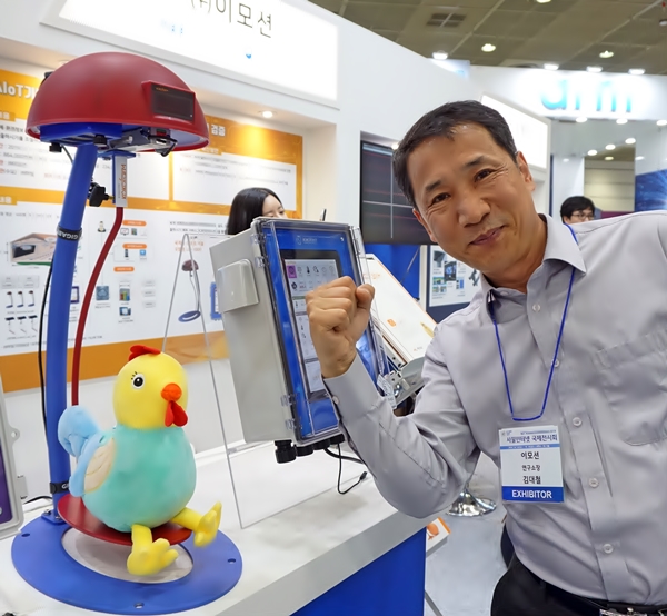 출고날짜를 정확히 측정해 사료비용이 절감됐다. 자동온도 등은 기본. 저울에 여러 마리가 올라가도 10분 단위로 계산해, 평균 닭 한 마리의 무게를 계산해내는 게 핵심기술.