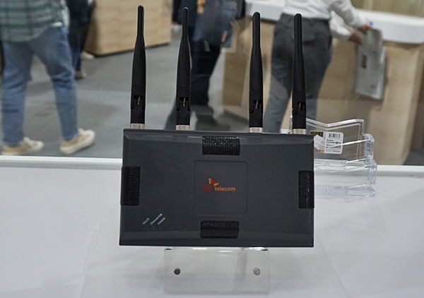 자율주행등을 가능하게 해주는 5G 모뎀시안. 과기정통부와 5G 실증사업으로 만듦. 사람이 아닌 모든 대상을 5G통신이 가능하게끔 해주는 기기. 상황에 따라 다양한 모양으로 변형가능.
