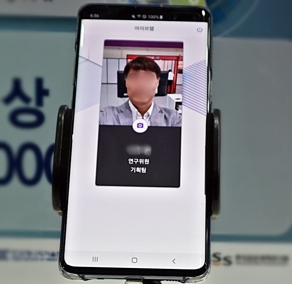 데이터를 수집해서 AI로 보내 분석을 통해 근로자들이 출퇴근을 확인하면서 52시간을 초과할 상황을 예측해준다.