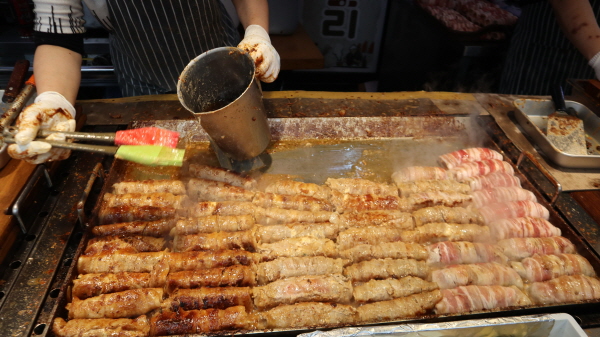 새롭게 명물 먹거리로 떠 오른 김치말이 삼겹살이 구미를 당긴다.